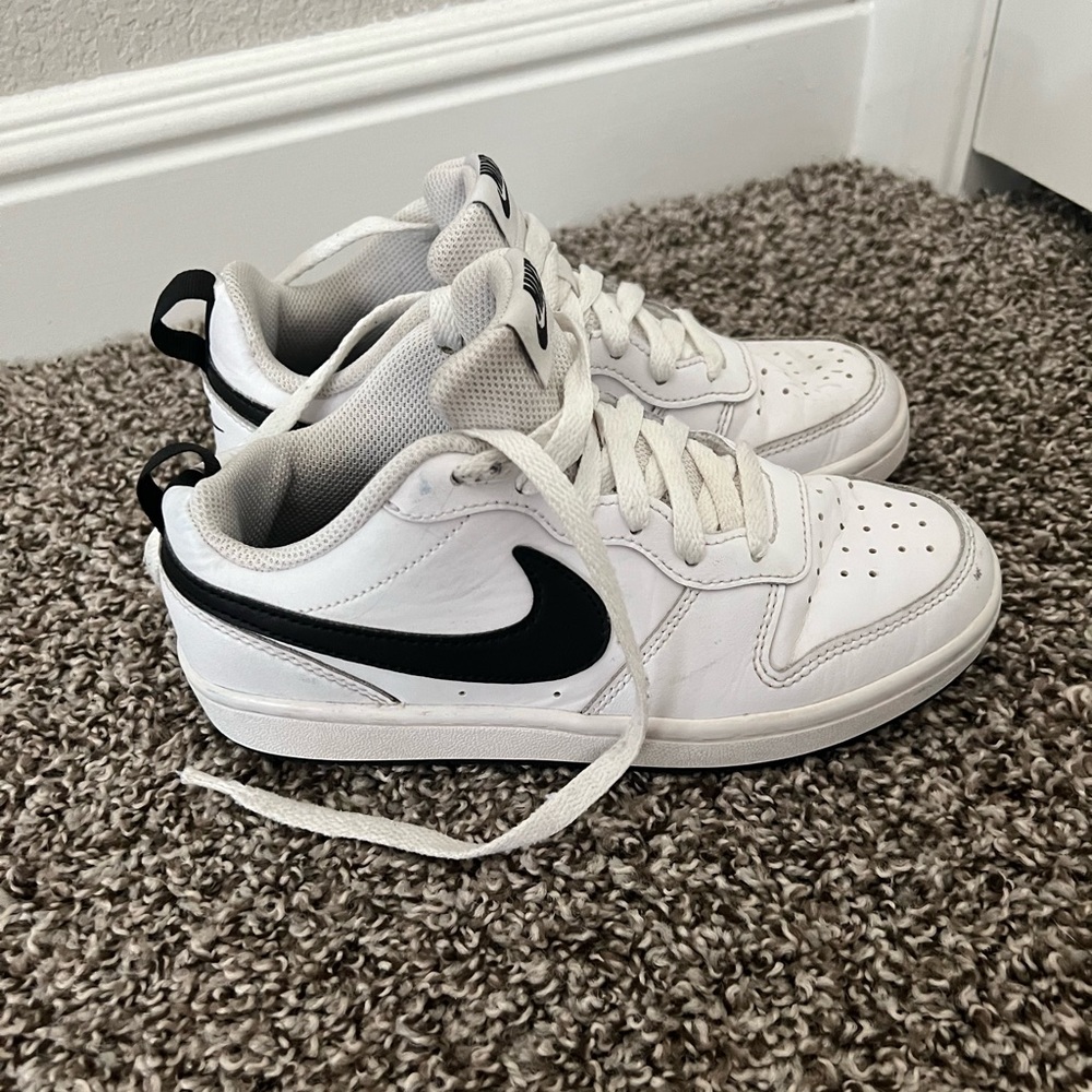 Kids’ Nike Low Court Borough Sneaker (3.5) 👟